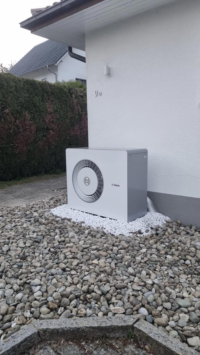Bosch Wärmepumpe Außengerät in Uhldingen-Mühlhofen im Kiesbeet